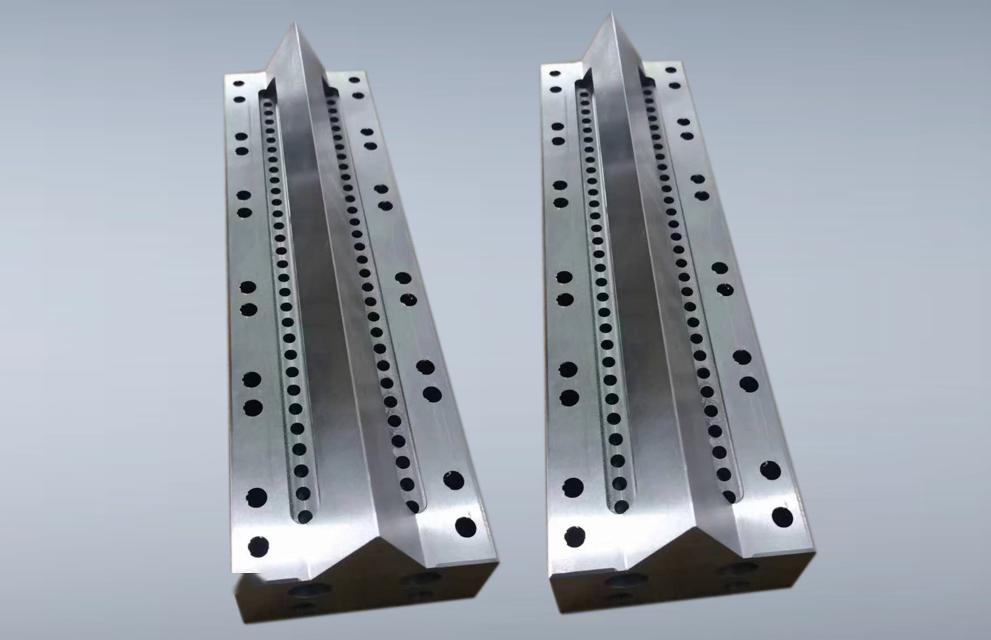 高速鉆攻機TC-1065:揭秘“熔噴模頭”高效加工(圖1) 高速鉆攻機TC-1065:揭秘“熔噴模頭”高效加工(圖1)